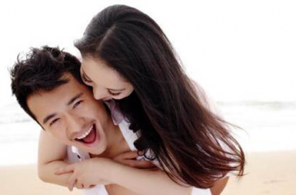 董璇现身机场 心情大好不受高云翔二婚影响