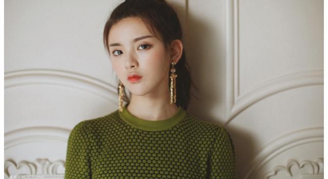 杨超越《NEWPIC》首组个人大片来袭，高冷宫廷风有没有美到你
