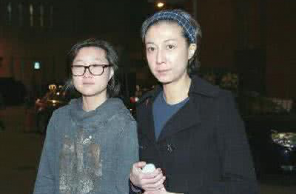 小龙女吴卓林最近被拍到卖垃圾 只身流浪国外寻找梦想