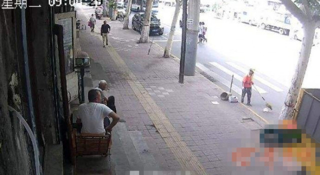疑似西安检查员故意诬陷环卫工 这也太丧尽天良了吧！