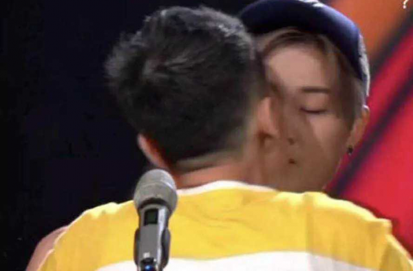 李宇春现场遭男粉丝强吻 节目录制暂时中断