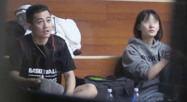 苏醒恋情疑似曝光，与女友两人频频在篮球场亲密拥吻