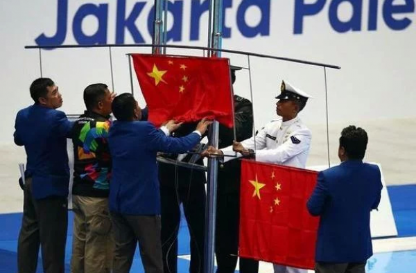 颁奖时国旗掉落，孙杨要求重新升国旗！网友：国格担当