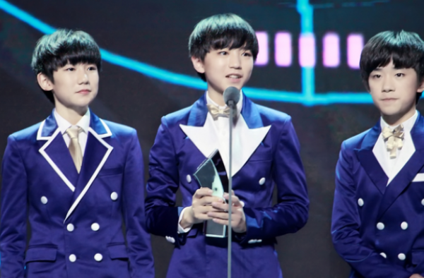 TFBOYS演唱会出现激光笔，王源眼睛疑似照伤，王俊凯千玺躲闪