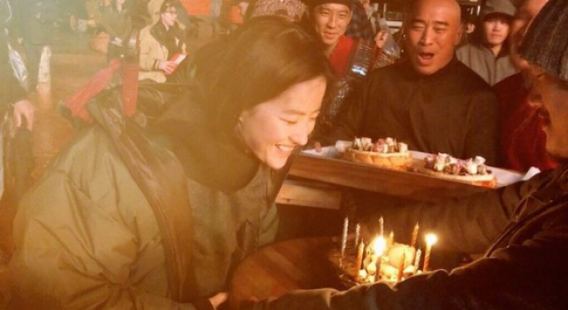 刘亦菲深夜发照片 庆祝自己的生日 好友纷纷祝福