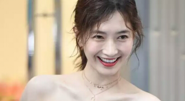 江疏影宋威龙活动照片流出，气质迷人而且笑容甜美