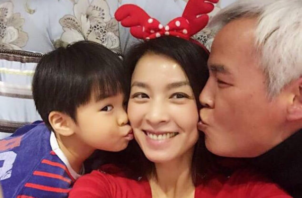 张庭老公手拉妙龄女子，全程亲密引起网友们的热议