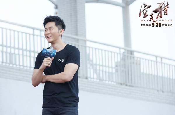 李晨在微博发声，微博瞬间沦陷，网友：“头顶着青青大草原”