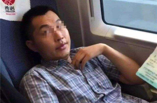 高铁霸座男被列入黑名单 该如何治理道德失范现象