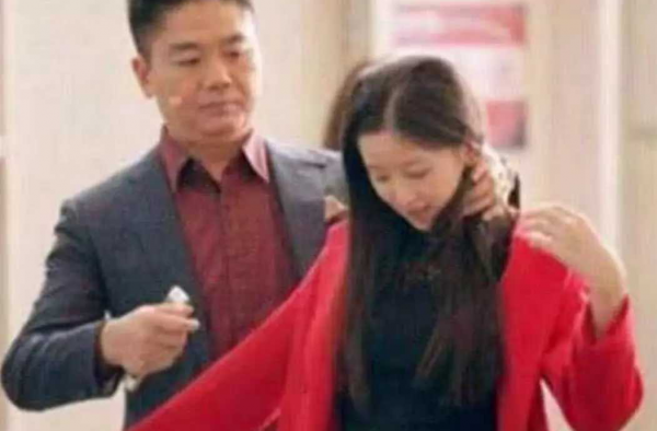 刘强东西红柿门 除了奶茶妹妹和前妻 刘强东还和公司女下属同居三年！