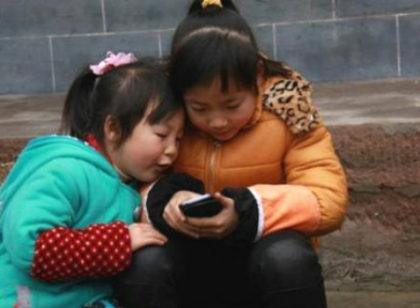 农村少年手机病怎么回事?对游戏痴迷成瘾,要挟父母充钱?