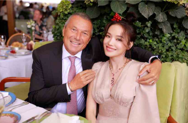 舒淇深V与高层合影 笑容灿烂犹如少女