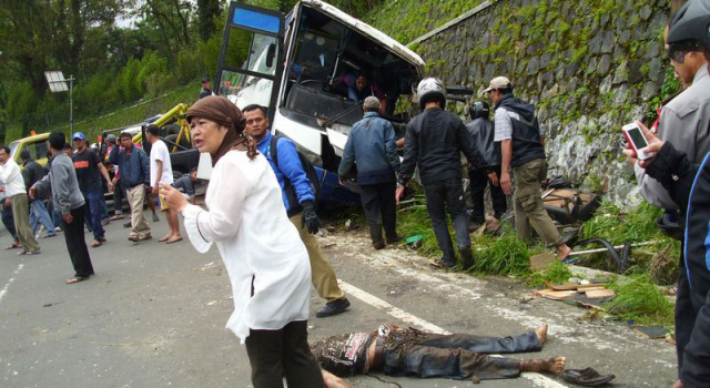 印尼发生车祸现场情况 至少造成21人死亡