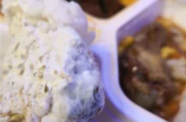 高铁40元盒饭发霉恶心人(图)赔偿多少钱?高价盒饭就这样?