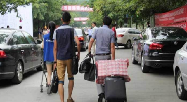 女生众筹上大学,打暑假工攒钱却被骗光