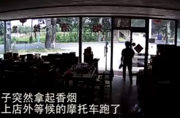 扫码支付抢香烟现场（图）手机一晃拔腿就跑,还是被店主堵到了