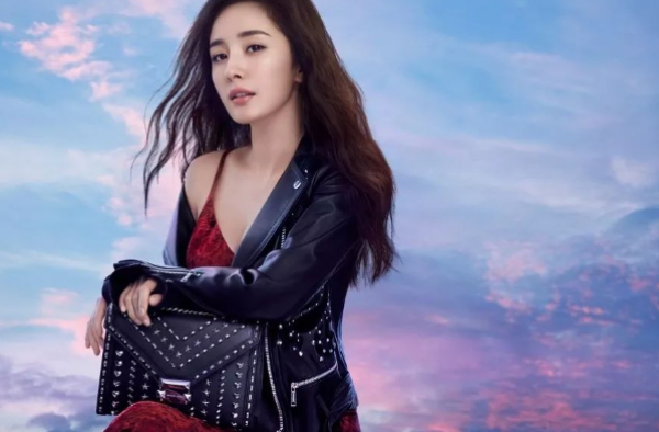 杨幂玩华晨宇衣服带子 举止亲昵私下关系如何?