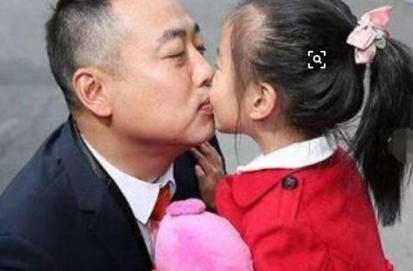刘国梁女儿夺冠 拿了第一为何还被爸爸训哭？