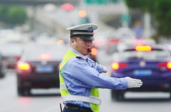 交警上班吃早饭怎么回事?是真的吗?