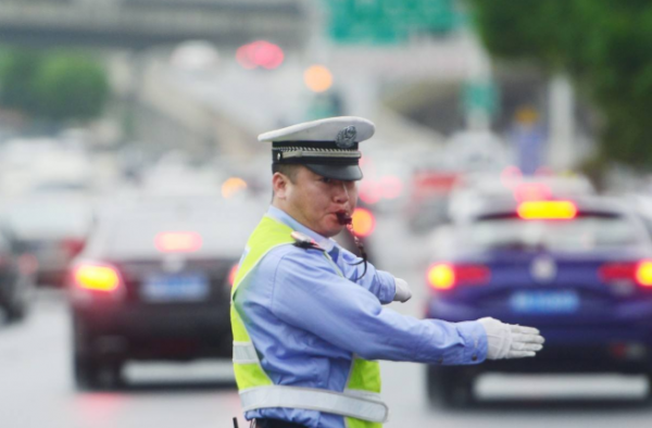 交警上班吃早饭怎么了?举报此事者不料遭网友群嘲