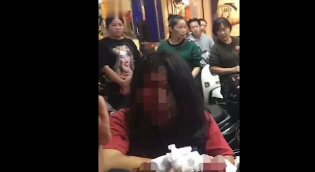 女子踩到男子脚竟被砍?哭着喊救救我,手臂流血不止.