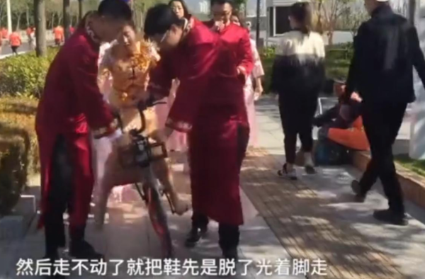 结婚途中当了啦啦队 坐环卫车去酒店 史上最波折婚礼
