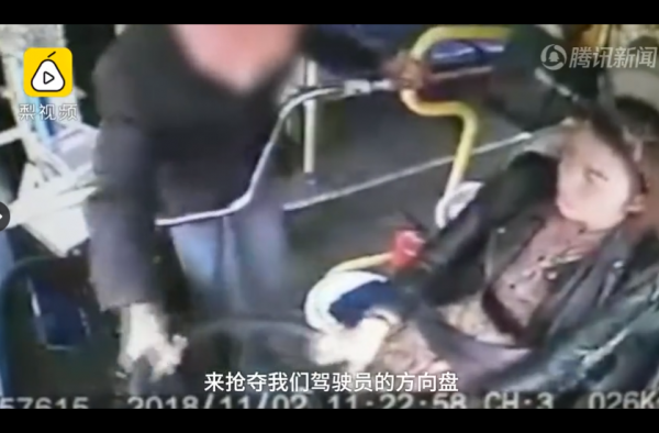 老汉抢夺方向盘 警方立案 女司机想起万州事故没发火