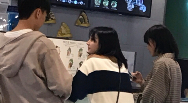郑爽张恒秀恩爱方式奇特：抱木灯、约会带邓爽替身!