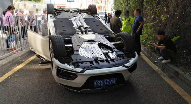 汽车翻车“四脚朝天” 男司机居然被一只小虫吓到翻车