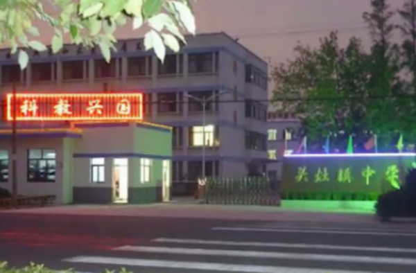 男教师夜闯宿舍怎么回事？为人师表竟做出这种事情？