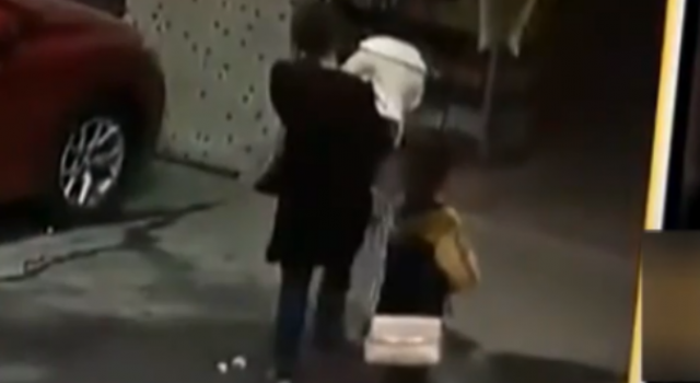 女子被大狗砸瘫是怎么回事？是谁把狗从楼上扔下来的？