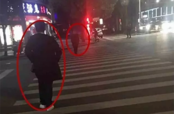 过马路看手机判刑 女子看手机被撞却被判刑10个月
