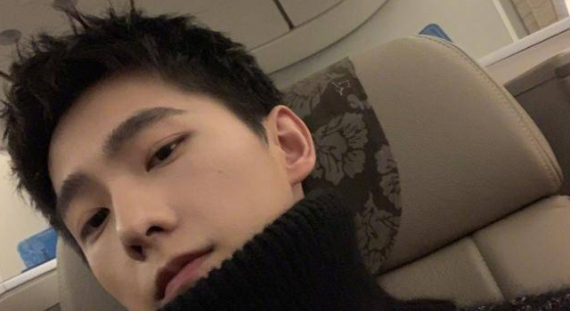 杨洋 想触碰又收回的手 与男舞者互相试探 两钢铁直男