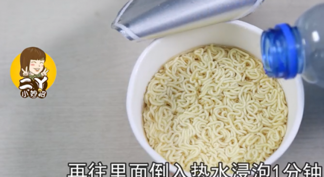 二丫小妙招：泡方便面，很多人第一步就做错了，加一步，面条好吃到爆