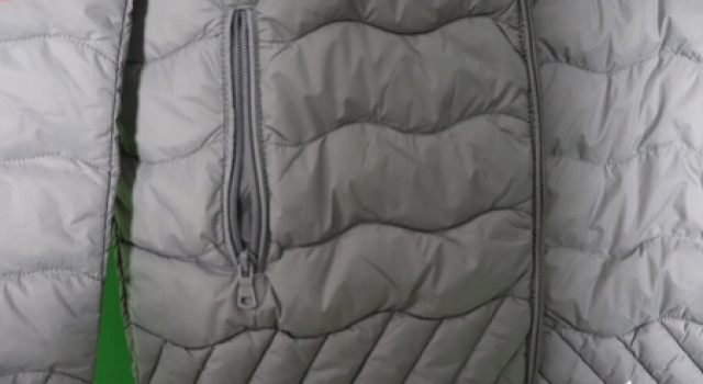 男生灰色短款夹克羽绒服 时尚百搭的羽绒服可不能错过
