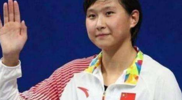 王简嘉禾游泳冠军 游懵了 带歪对手也多游了50米