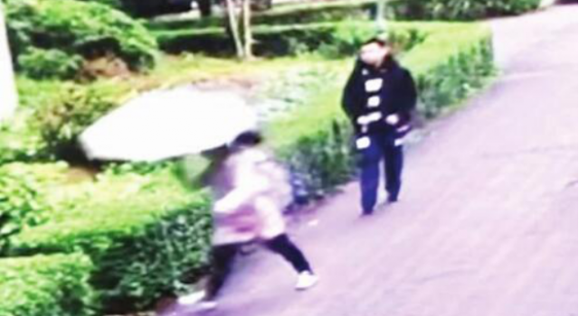 女生遭尾随捂鼻怎么回事？男子光天化日下竟做出这种事