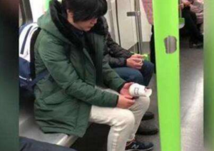 地铁车厢点燃纸杯怎么回事？该行为是否危害公共安全？