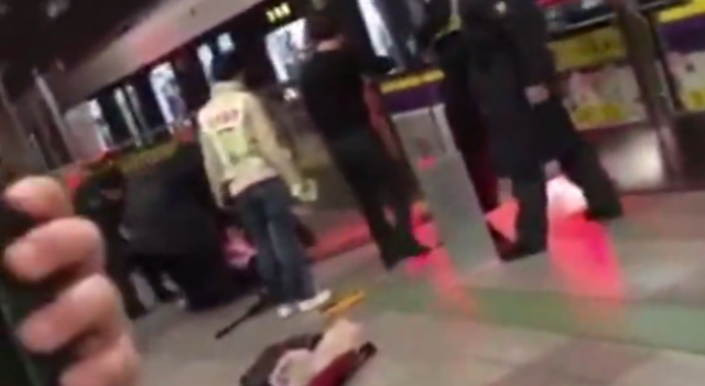 上海地铁乘客身亡怎么回事？为了快几秒自己命都不要？