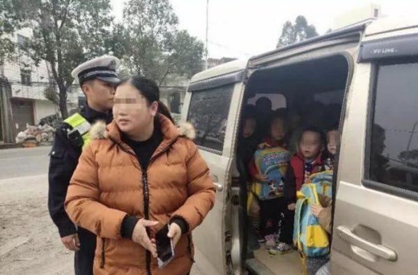 7座车送28名幼儿怎么回事？是谁给司机这么大的勇气？
