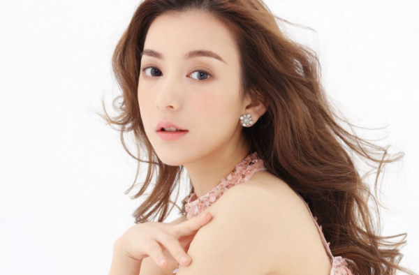 方媛逛街被偶遇 依旧清瘦美丽 网友劝她多吃点东西