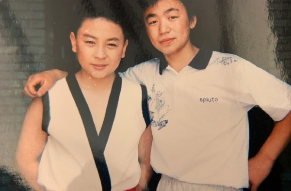 释小龙王宝强颁奖 旧照萌翻众人 身高停留在合照那年！