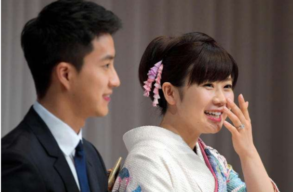 福原爱二胎孕肚照曝光 夫妻同逛商场恩爱如初