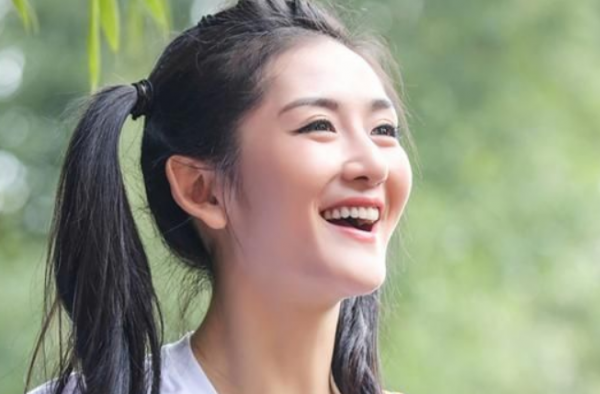 谢娜风波后首更博 祝大家天天好心情！多份包容理解吧