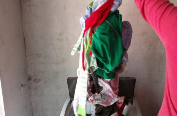 用洗衣机洗衣服时 有效防止衣服打结的小妙招！