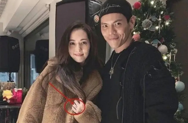 向佐郭碧婷恋爱  向华强背景不简单 其儿女都怎么样？