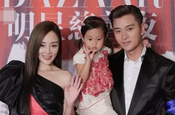 李小璐甜馨滑雪 贾乃亮独自开法拉利 两人真的离婚了？