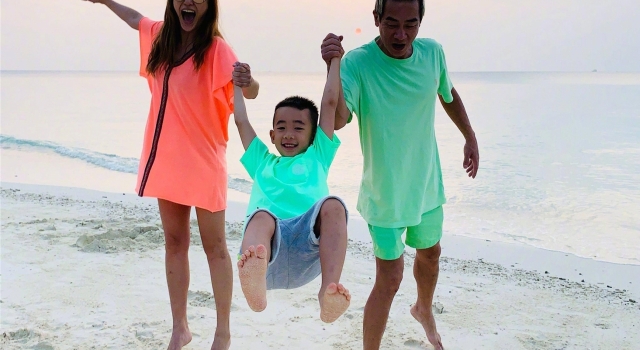 应采儿晒全家照，一家人突然变成了这个样子