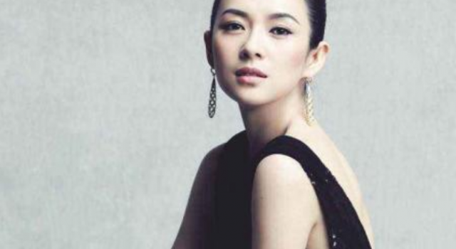 章子怡为女儿擦嘴 高冷女王大改形象 如此温柔让人羡慕