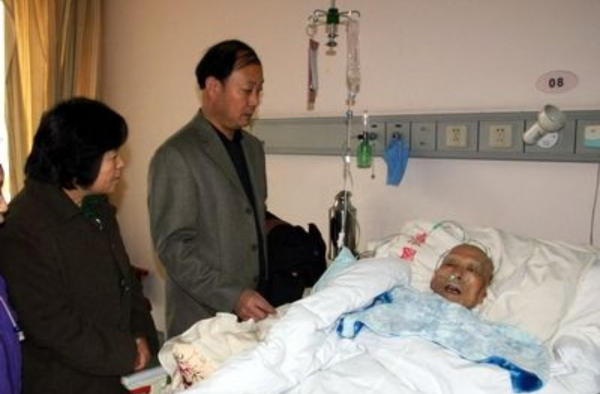父亲生死投票决定是什么情况？视父亲生命于儿戏？